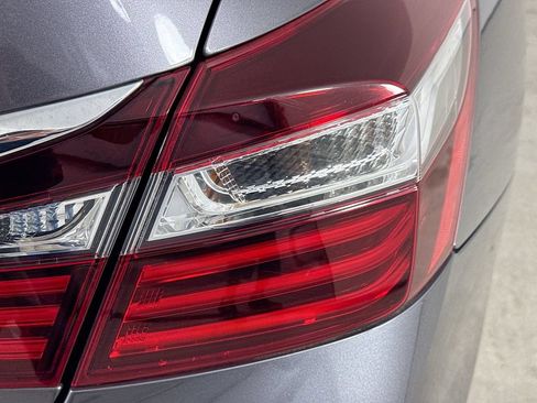 Used 2017 Honda Accord EX-L image 33