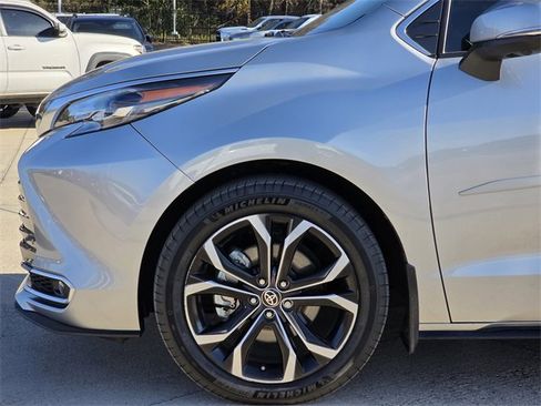 Used 2025 Toyota Sienna Platinum image 5