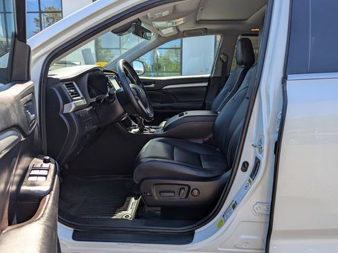 Used 2018 Toyota Highlander XLE AWD/4WD image 12