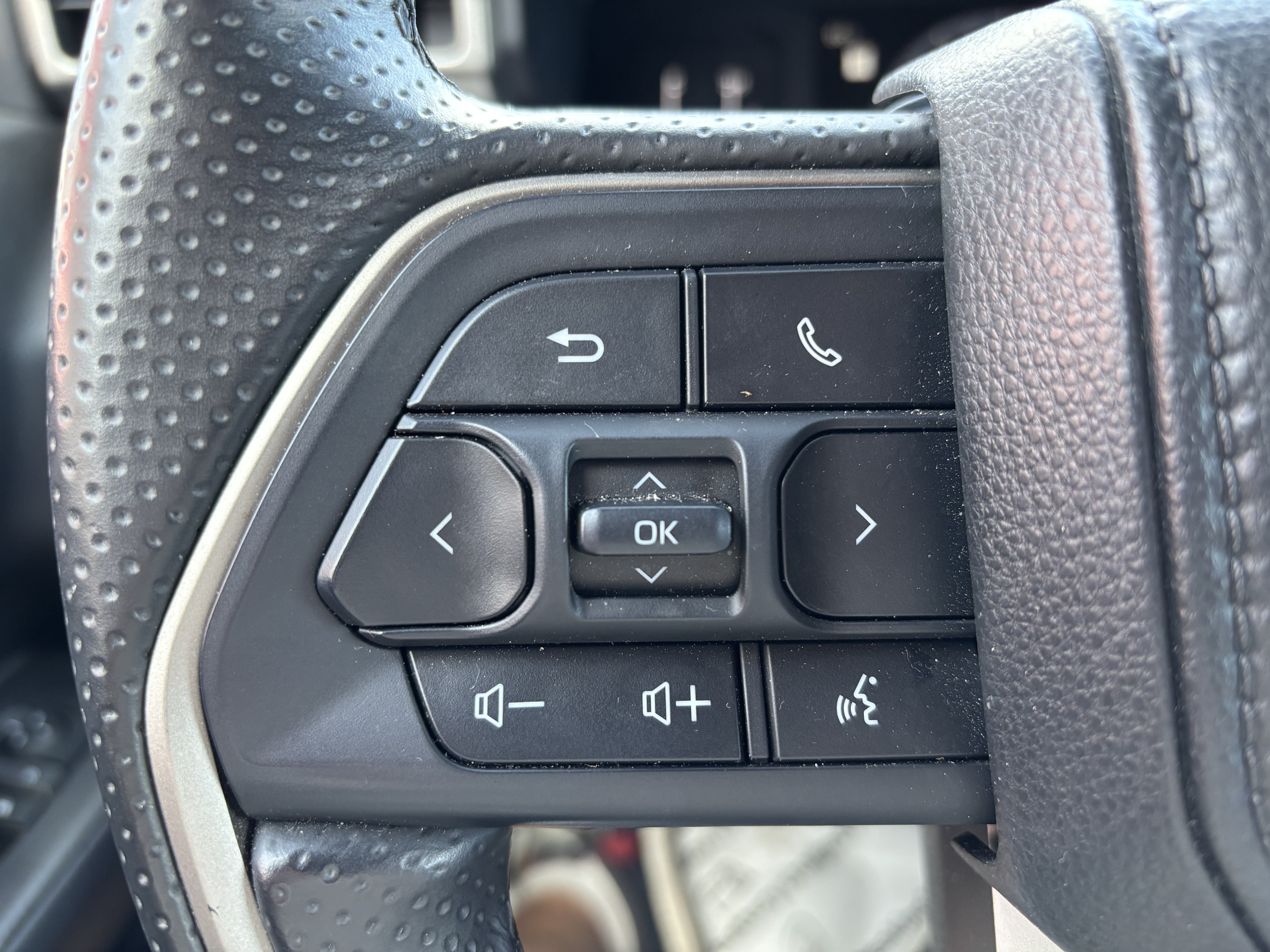 Used 2025 Toyota 4Runner SR5 AWD/4WD image 19