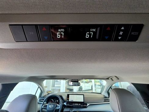 Used 2026 Toyota Sienna XLE FWD image 67