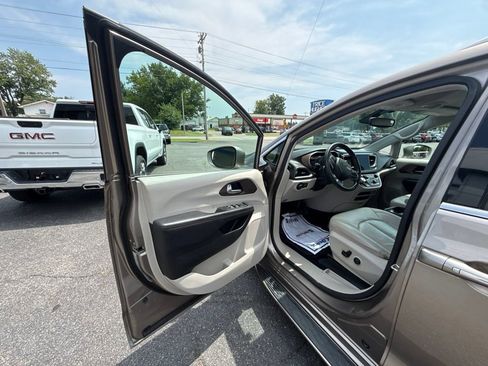 Used 2018 Chrysler Pacifica Touring-L Plus FWD image 18