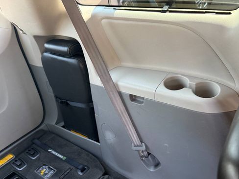 Used 2013 Toyota Sienna SE FWD image 27