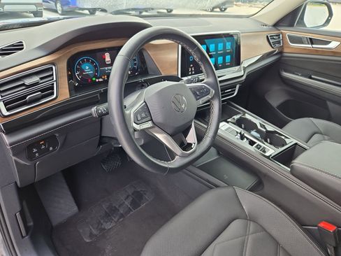 Used 2025 Volkswagen Atlas SE image 13