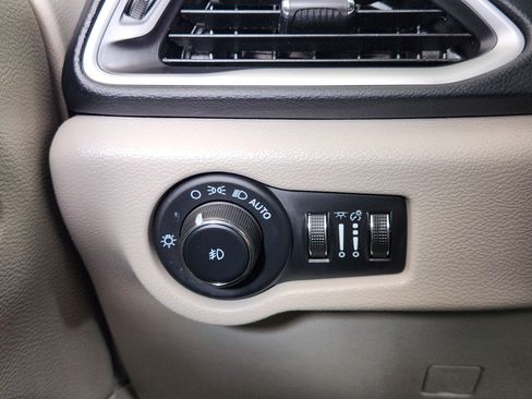 Used 2023 Chrysler Pacifica Touring-L FWD image 23