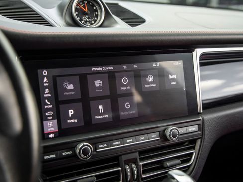 Certified 2020 Porsche Macan image 32