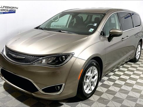 Used 2017 Chrysler Pacifica Touring Plus w/ Tire & Wheel Group FWD image 1