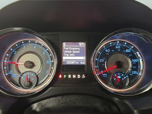 Used 2016 Chrysler Town & Country Touring FWD image 11