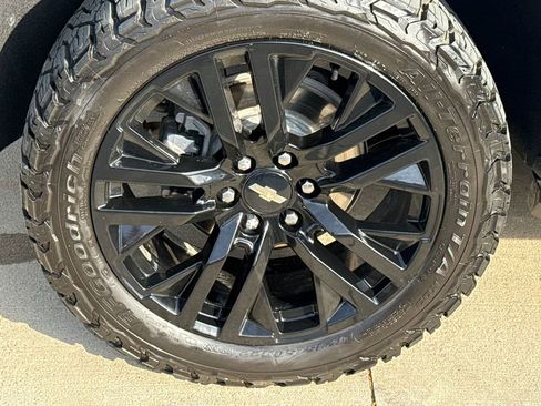 Used 2023 Chevrolet Suburban Premier image 9