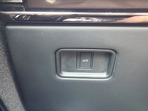 Used 2024 Land Rover Range Rover Sport SE image 16