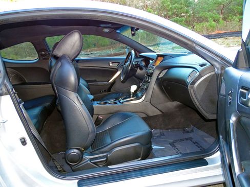 Used 2013 Hyundai Genesis 3.8 image 14