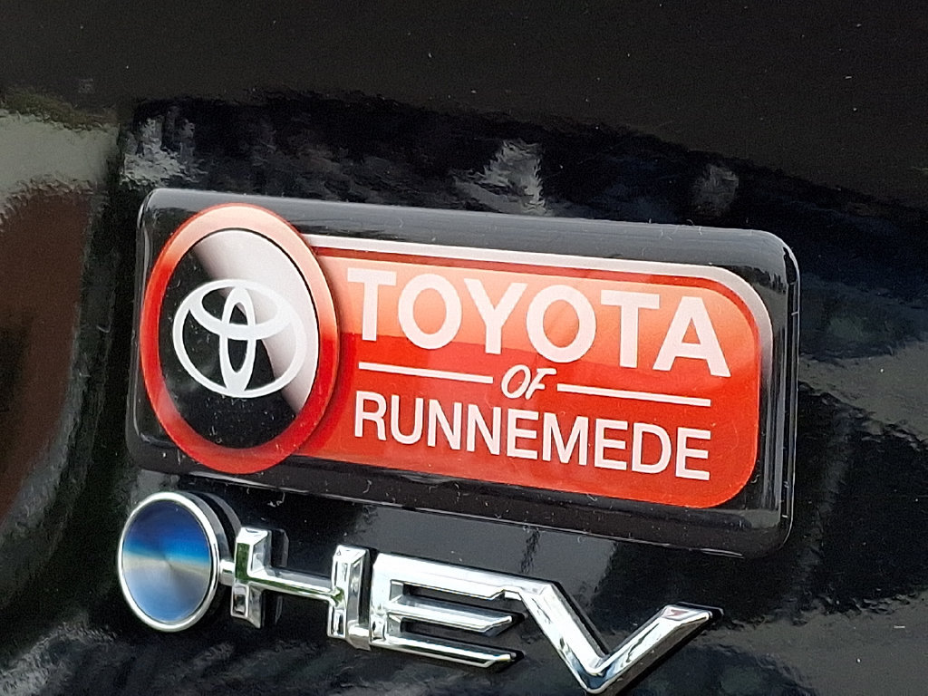 Certified 2025 Toyota Sienna XLE FWD image 32