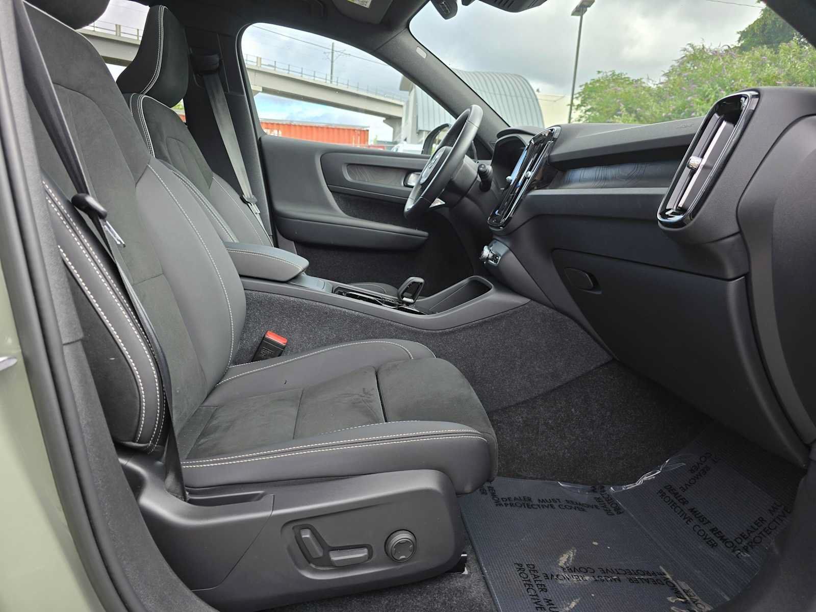 Used 2023 Volvo XC40 Recharge Plus w/ Protection Package Premier AWD/4WD image 11