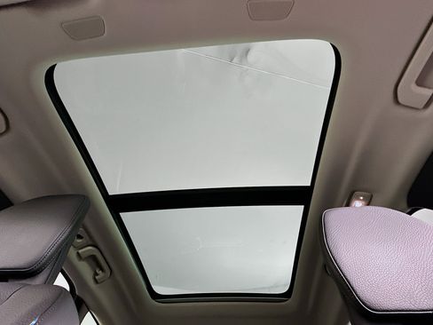 Used 2025 Volvo XC60 B5 Plus image 24