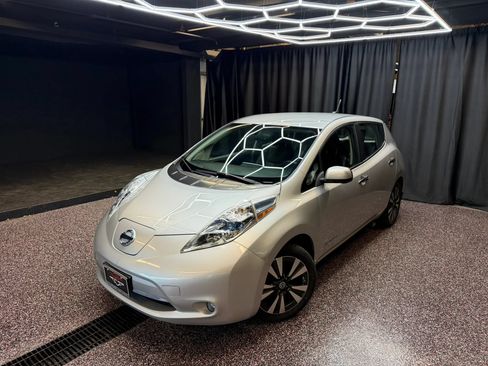 Used 2014 Nissan Leaf SL w/ Premium Package FWD image 2
