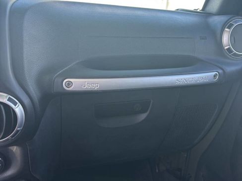 Used 2015 Jeep Wrangler Unlimited Sahara w/ Connectivity Group image 10