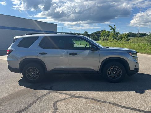 Used 2025 Honda Pilot TrailSport image 6