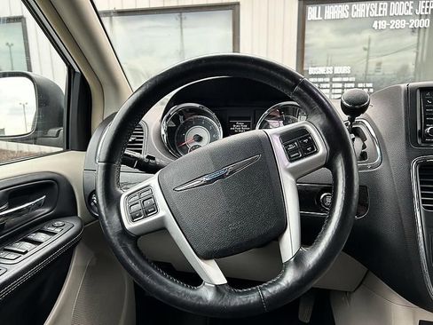 Used 2016 Chrysler Town & Country Touring w/ Driver Convenience Group image 7