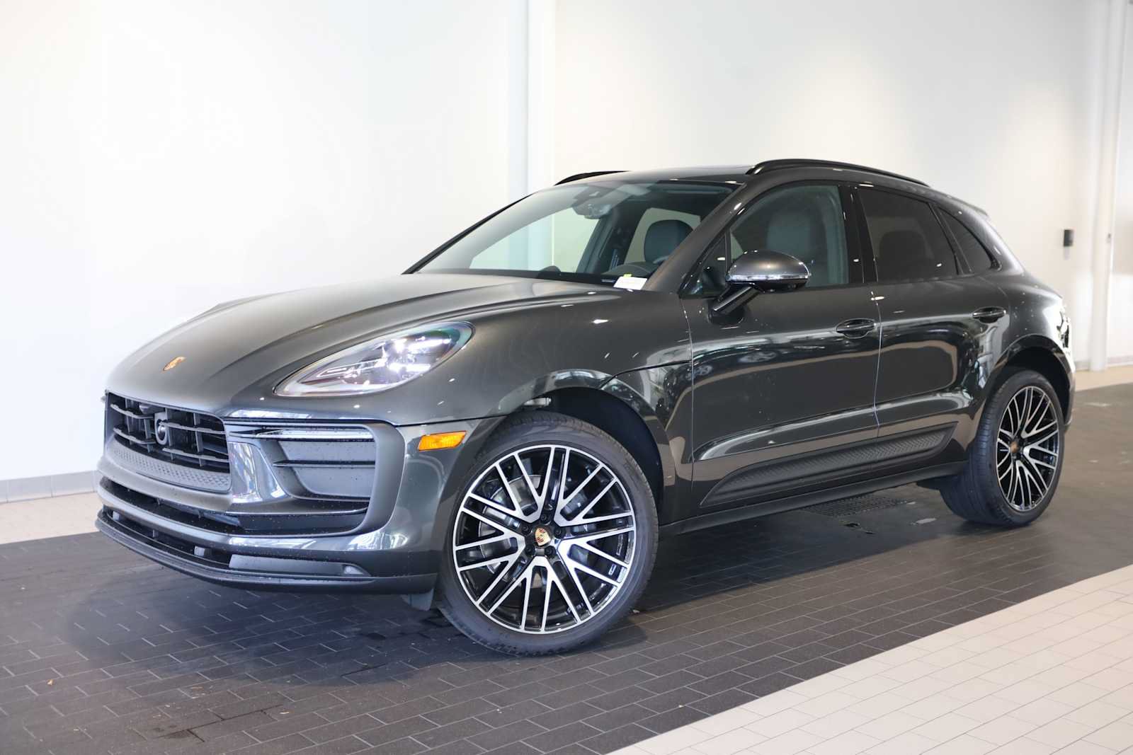 Used 2026 Porsche Macan AWD/4WD image 1