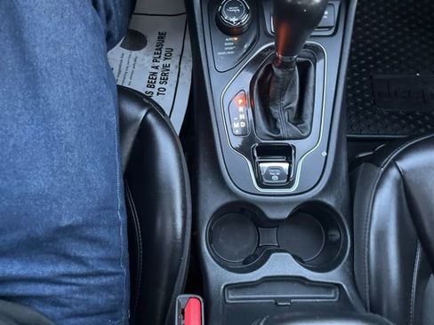 Used 2020 Jeep Cherokee Latitude Plus image 29