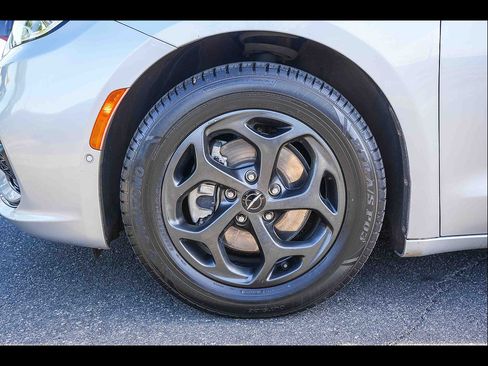 Used 2022 Chrysler Pacifica Limited w/ Uconnect Theater Family Group FWD image 12