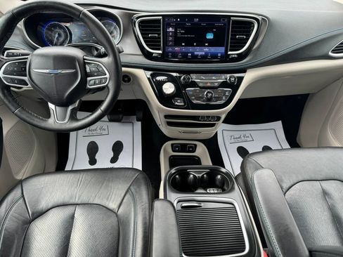 Used 2021 Chrysler Pacifica Touring-L FWD image 7