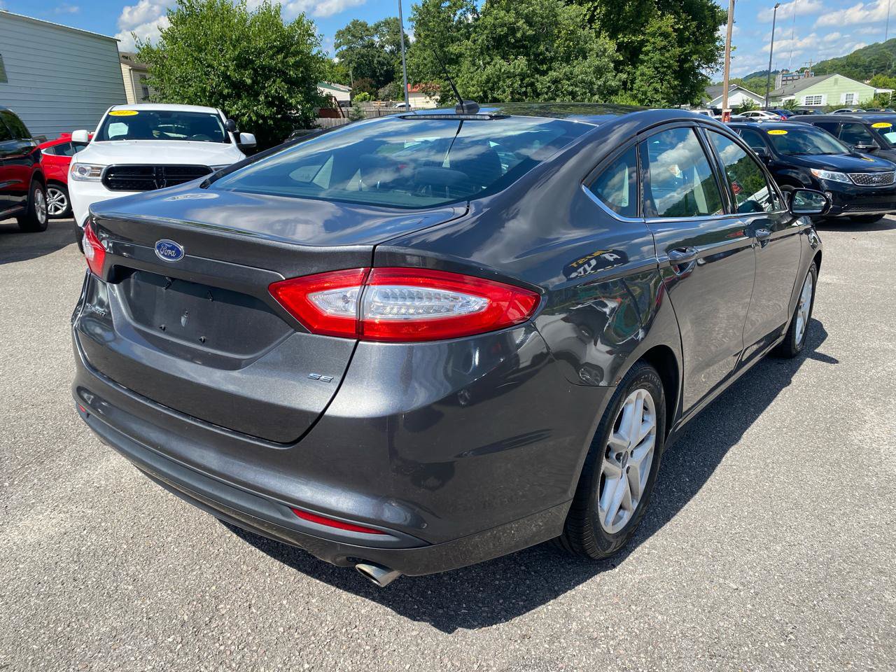 Used 2016 Ford Fusion SE FWD image 9