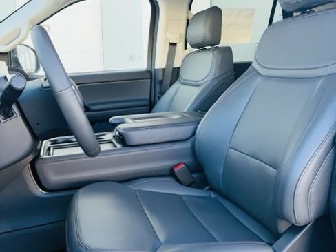 New 2025 Ford Expedition Active image 12