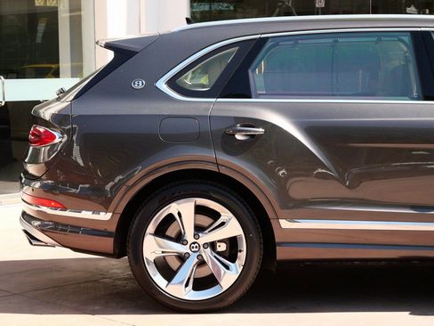 Used 2025 Bentley Bentayga Extended Wheelbase image 24