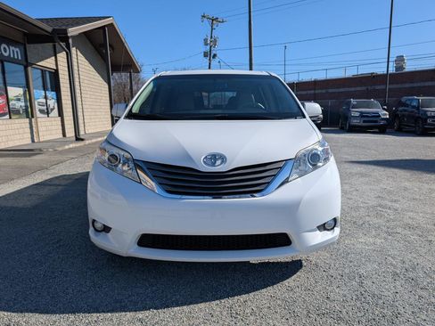 Used 2014 Toyota Sienna XLE image 2