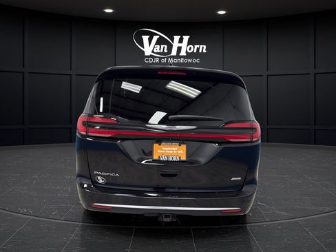 Used 2025 Chrysler Pacifica Pinnacle w/ Trailer Tow Group AWD/4WD image 6