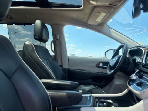 Used 2023 Chrysler Pacifica Limited FWD image 29