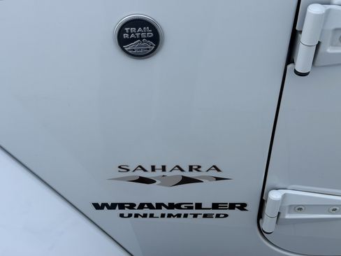 Used 2017 Jeep Wrangler Unlimited Sahara w/ Connectivity Group AWD/4WD image 11