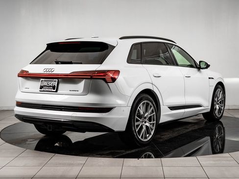 Used 2021 Audi e-tron Prestige w/ Prestige Package image 7