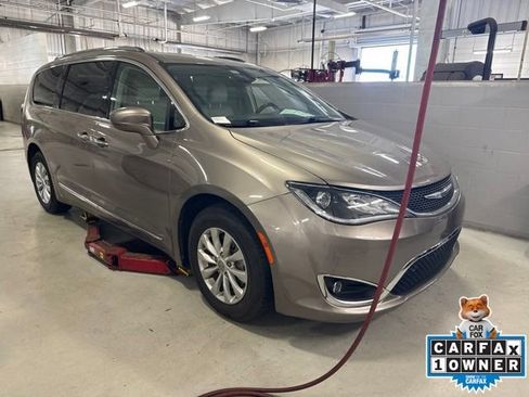 Used 2018 Chrysler Pacifica Touring-L FWD image 10