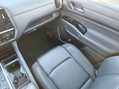 Used 2024 Nissan Pathfinder SL image 12