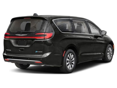 Used 2024 Chrysler Pacifica Limited FWD image 2