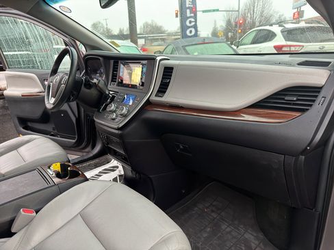 Used 2016 Toyota Sienna Limited image 20