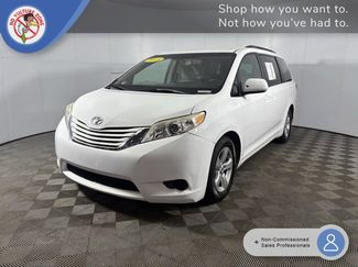 Used 2015 Toyota Sienna LE image 1