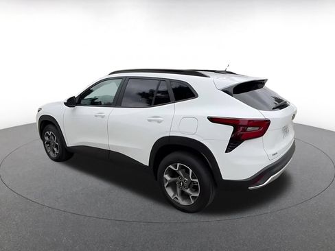 Used 2025 Chevrolet Trax LT FWD image 9