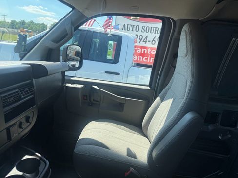 Used 2017 Chevrolet Express 2500 RWD image 18