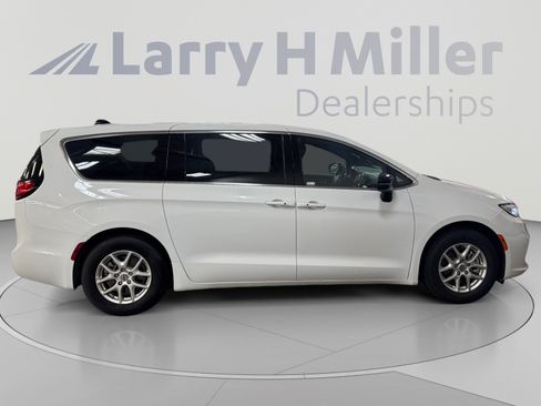 Used 2025 Chrysler Pacifica Select FWD image 6
