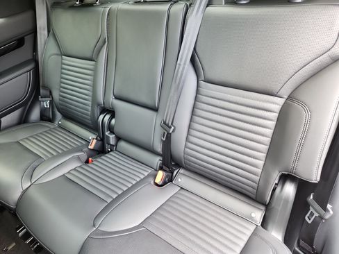 Used 2025 Land Rover Discovery S image 25