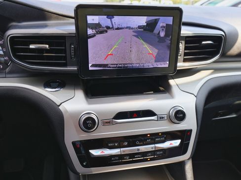 Used 2022 Ford Explorer XLT w/ Equipment Group 202A image 20