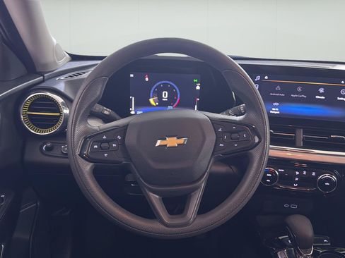 Used 2025 Chevrolet Trax LT FWD image 13