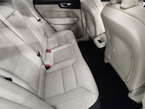 Used 2025 Volvo XC60 B5 Core image 31