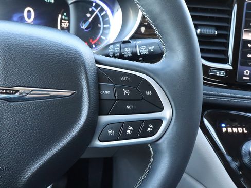 Used 2023 Chrysler Pacifica Limited image 33