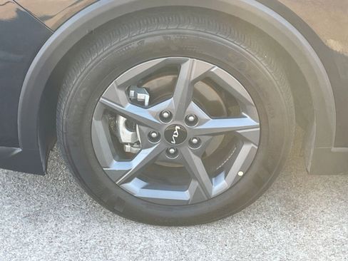 Used 2025 Kia K4 LXS image 32