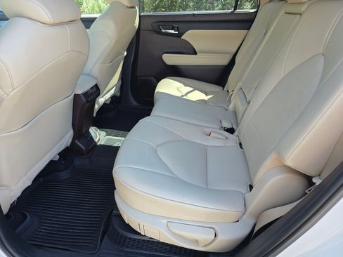 Used 2022 Toyota Highlander XLE image 24