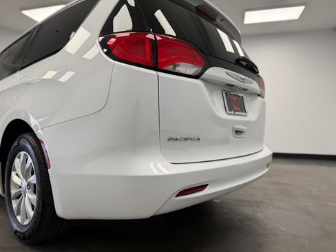 Used 2017 Chrysler Pacifica Touring w/ Tire & Wheel Group FWD image 18